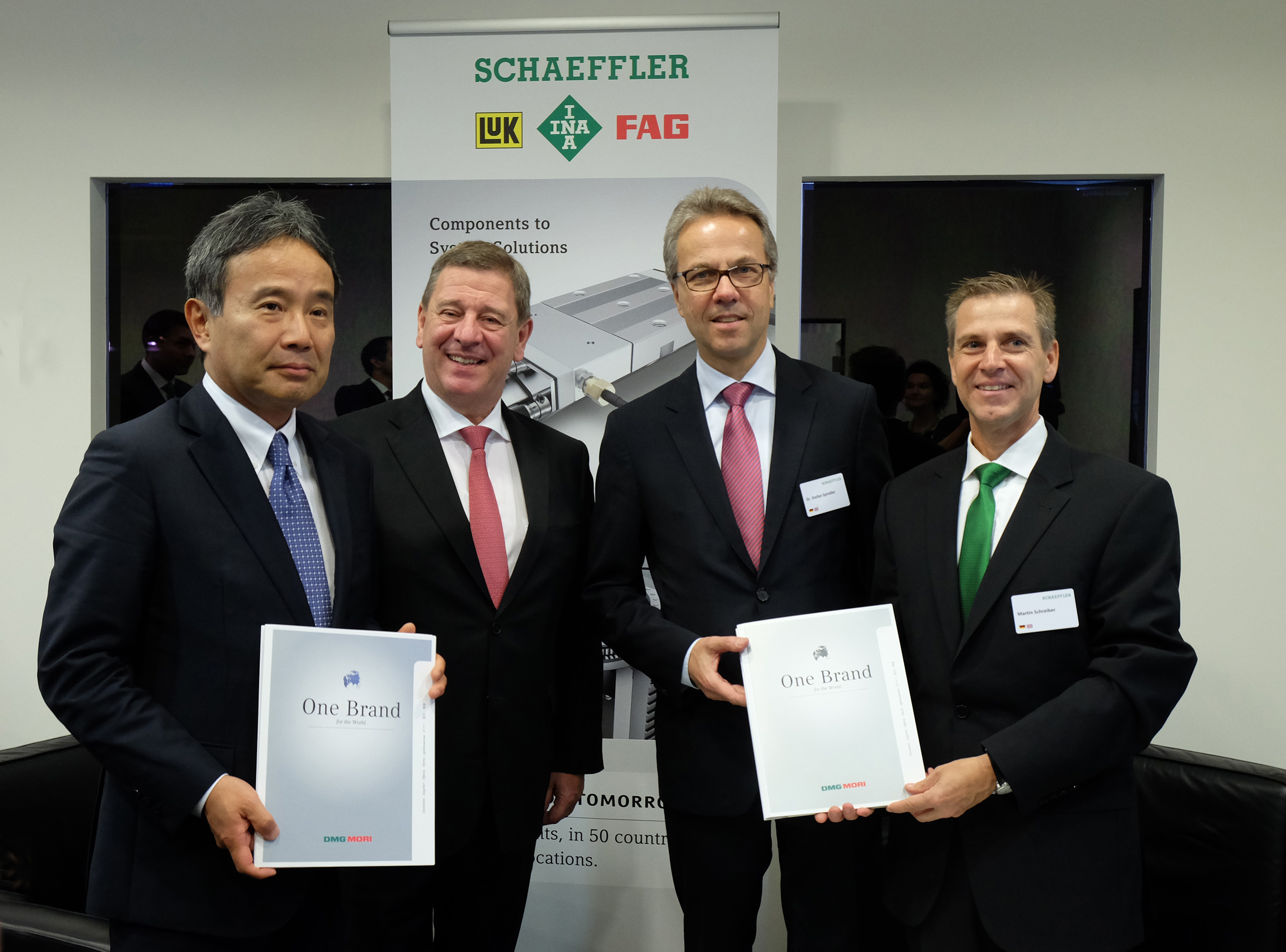 舍弗勒與德馬吉森精機簽署全球營銷協(xié)議。從左至右：德馬吉森精機有限公司首席執(zhí)行官森雅彥博士、德馬吉森精機股份有限公司首席執(zhí)行官呂迪格&middot;卡皮察博士、舍弗勒集團工業(yè)事業(yè)部首席執(zhí)行官斯特凡&middot;施平德勒博士、舍弗勒集團工業(yè)事業(yè)部制造機械事業(yè)部總裁馬丁&middot;施賴伯。